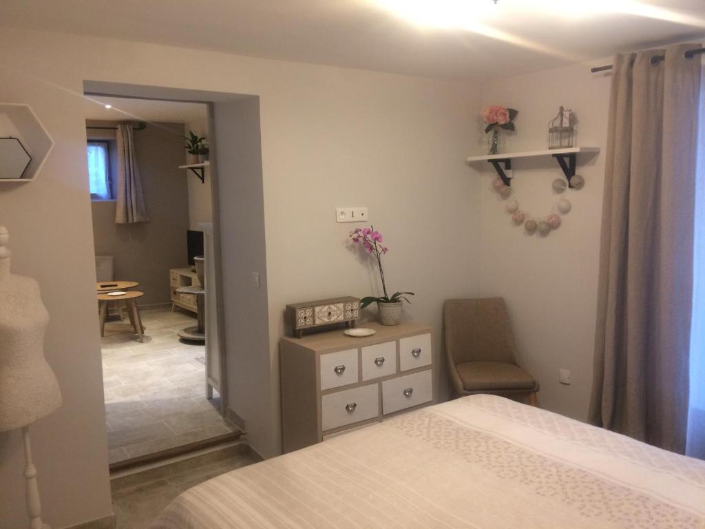 Appartement Chez Adeline Rue de l'Église, 04280 Céreste