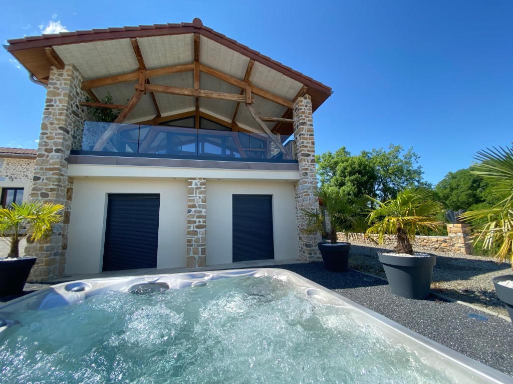 Villa Chez Bascans Corps de ferme rénové avec jacuzzi et piscines 2 bassins Escourtats, 31580 Villeneuve-Lécussan