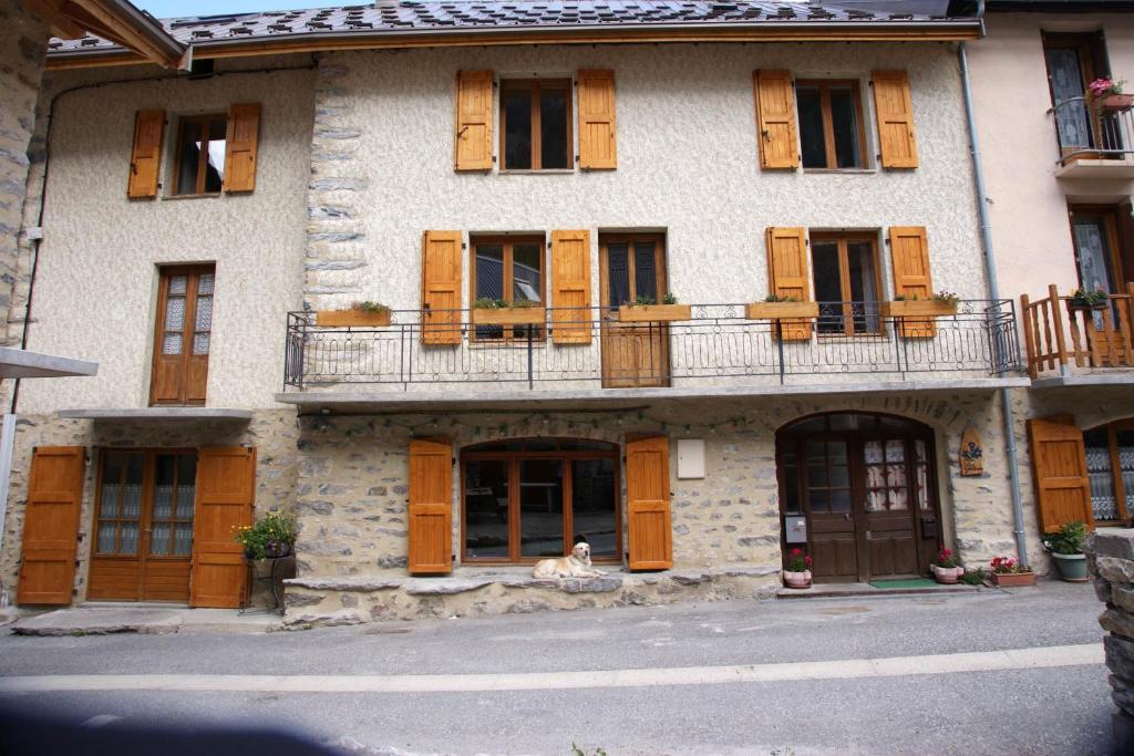 Maison de vacances Chez Jean Pierre - 4 bedrooms in a 17th century house Rue de la Forge, 05480 Villar-dʼArêne