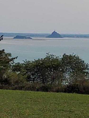 B&B / Chambre d'hôtes Chez Jollyjune Ferme Equestre des Courlis, à moins d'une heure du Mont Saint-Michel 2 Route de la Parisière Champeaux