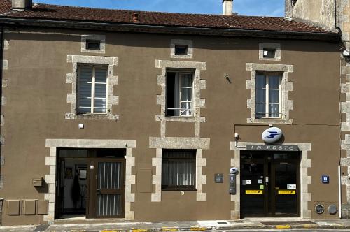 Chez Monsieur le directeur de la poste Piégut-Pluviers france