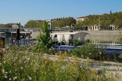 B&B / Chambre d'hôtes Chez Tatiana Péniche Barnum 3 Quai Sarrail Lyon