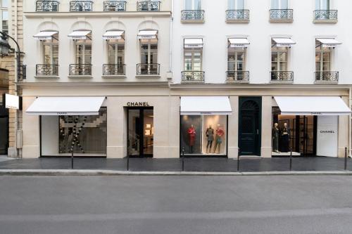 Chic Apartment on the famous shopping Rue du Faubourg Saint-Honoré street Paris france