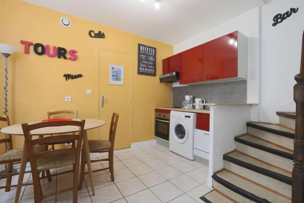 Maison de vacances City house #Tours #Prebendes #Atypique 52 Rue Roger Salengro, 37000 Tours, France, 37000 Tours