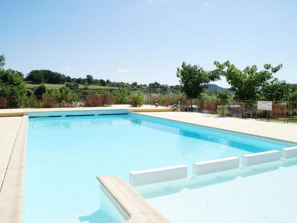 Maison de vacances Classy Holiday Home in Les Vans with Shared Swimming Pool , 7140 Chambonas