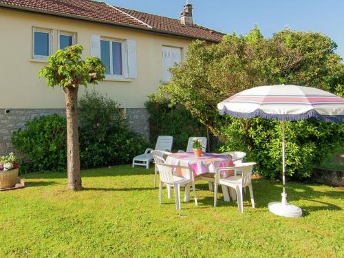 Classy Holiday Home with Garden Barbecue Garden Furniture Malemort-sur-Corrèze france