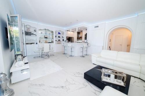 Appartement CMG - Résidence La Corne d'Or - Vue mer Croisette 100 Boulevard de la Croisette Cannes