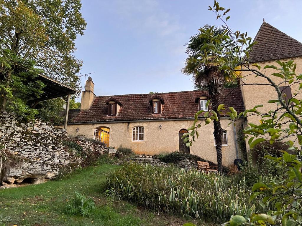 Maison de vacances Colourful country house with large garden, very large pool and forest Lieu dit Martignac, 46700 Puy-lʼÉvêque