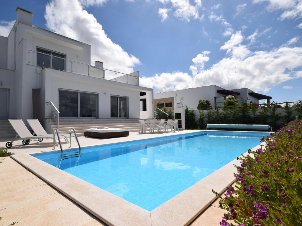 Villa Comfortable detached villa with private pool and beautiful views , 2500-552 Nadadouro