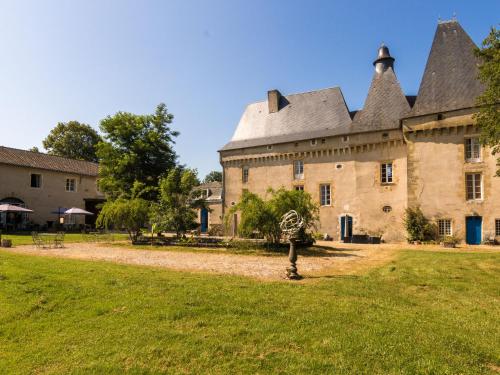 Maison de vacances Comfortable lodge with terrace, in Bloemendaal  Chalais