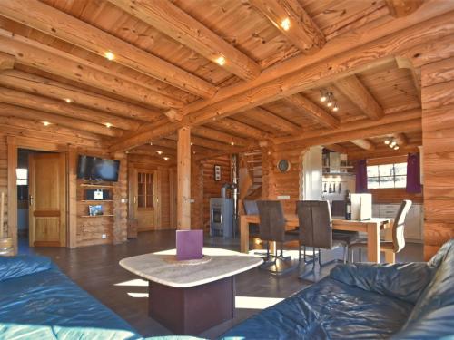 Maison de vacances Comfortable wooden holiday home with hot tub sauna terrace and private garden  Teunz