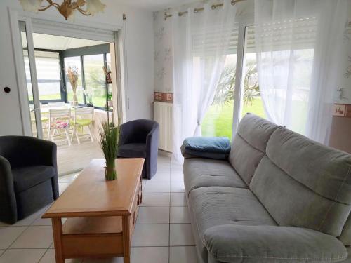 Maison de vacances Comfortably furnished holiday home with a winter garden  Plougoulm