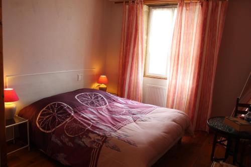 B&B / Chambre d'hôtes COMME UN COQ EN PÂTE LE BOURG LE BOURG Bourg-le-Comte