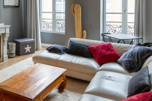 Contemporary Furnished Duplex With 3 Bedrooms Near All Amenities Bordeaux france