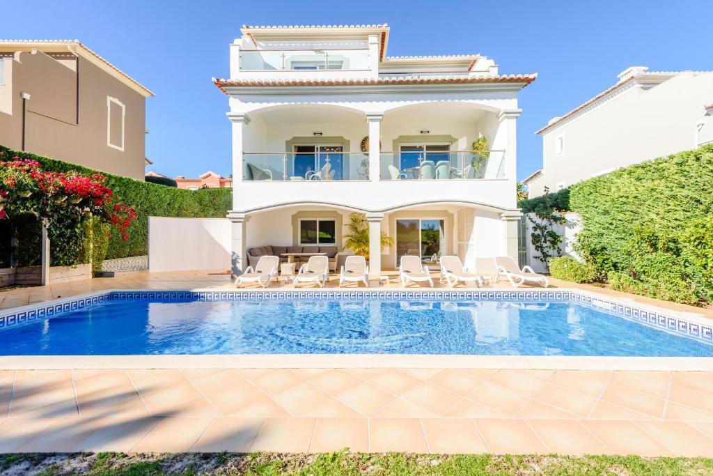 Villa CoolHouses Algarve Lagos, contemporary stylish 4 bed villa, private pool, golf course view, The White House Avenida Atlântico - Quinta da Boavista, 105, 8600-382 Lagos