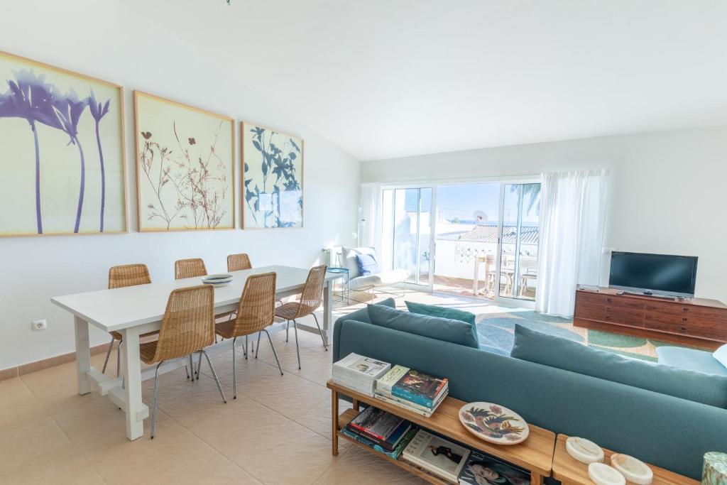 Maison de vacances CoolHouses Algarve Luz, stylish 3 bed townhouse, fully renovated, spacious private patio, walking distance to beach, Casa da Praia Travessa das Redes 67, 8600-138 Luz