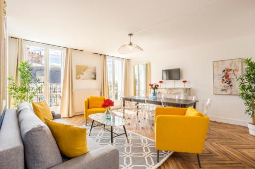 Cosy 4 bedrooms with Balcony - Champs Elysees Paris france