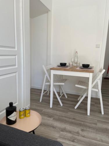 Appartement Cosy Flat Carteret - Appartement centre bourg - 4 personnes etage 1 - porte de droite 10 Rue des Quatre Volontaires Barneville-Carteret