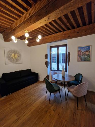 Cosy flat in old town, 2 mins walk to lake Annecy france