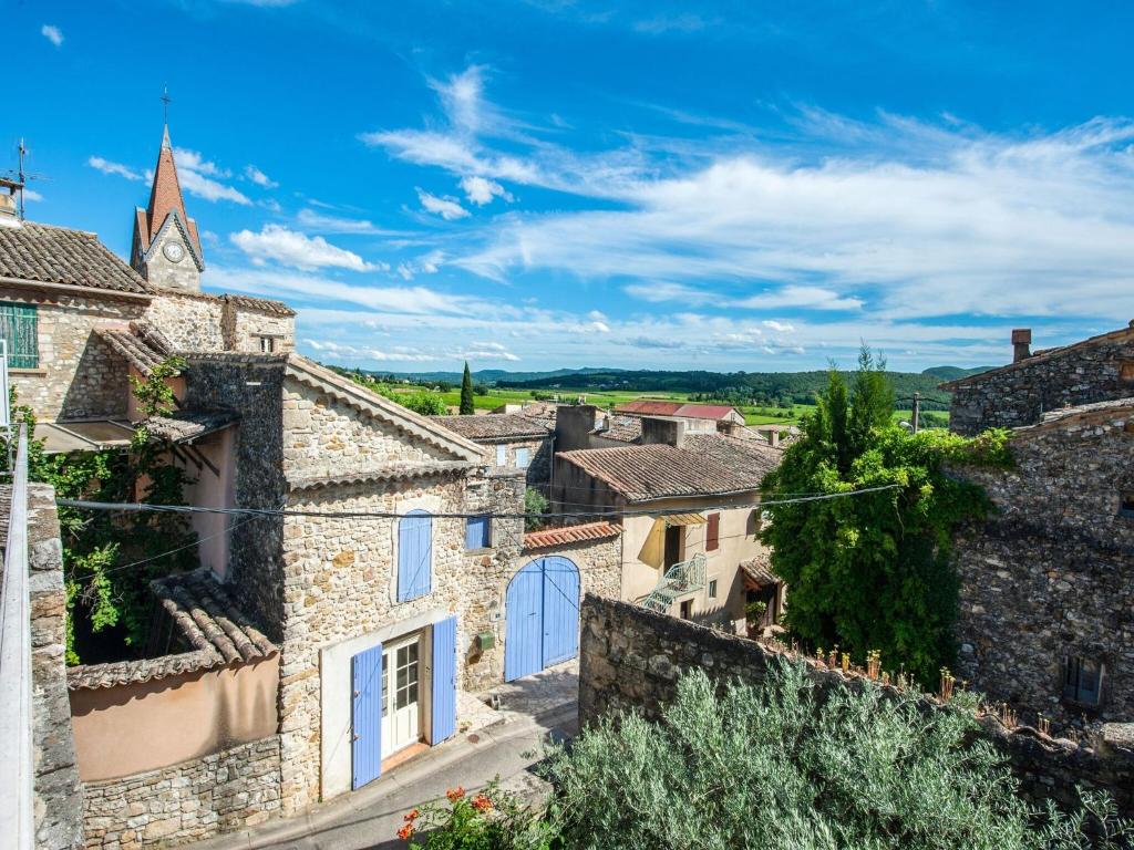 Maison de vacances Cosy Holiday Home in Saint Laurent de Carnols with Balcony , 30200 Saint-Laurent-de-Carnols