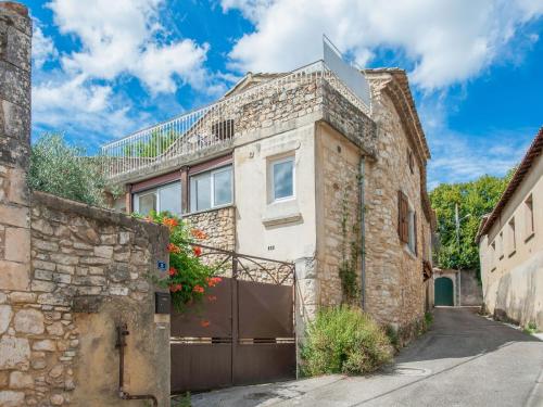 Maison de vacances Cosy Holiday Home in Saint Laurent de Carnols with Balcony  Saint-Laurent-de-Carnols