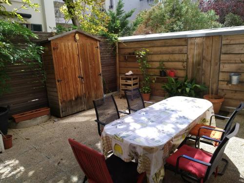 cosy rare 2 bedroom apartment around a private garden Neuilly-sur-Seine france