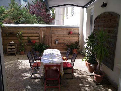 Appartement cosy rare 2 bedroom apartment around a private garden 63 avenue du Roule Neuilly-sur-Seine