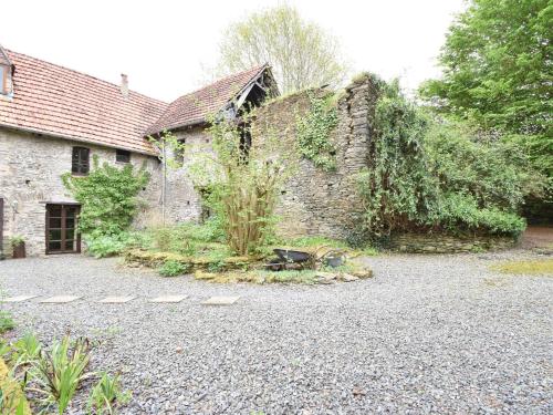 Cosy studio in wooded area with barbecue Saint-Clair-sur-lʼElle france