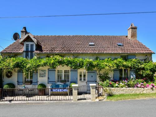 Cosy town house on the edge of a bastide with swimming pool and stunning views Villefranche-du-Périgord france