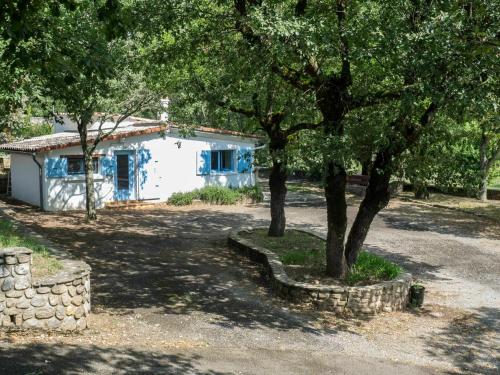 Maison de vacances Cottage in Uzer with Pool Terrace Garden Deckchairs  Uzer