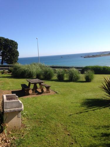 COTTAGE vue sur mer piscine Trévou-Tréguignec france