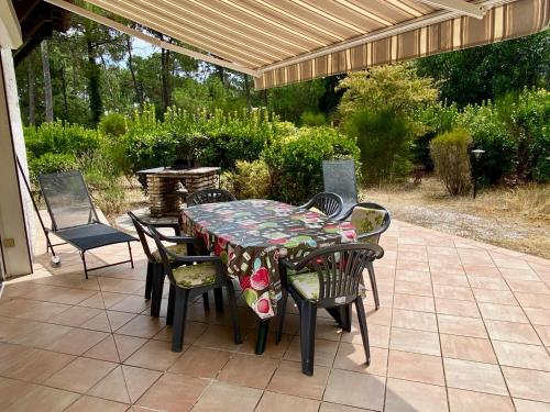 Maison de vacances Cottage with a big idyllic garden at the lake 4 Boulevard des Roses Lacanau