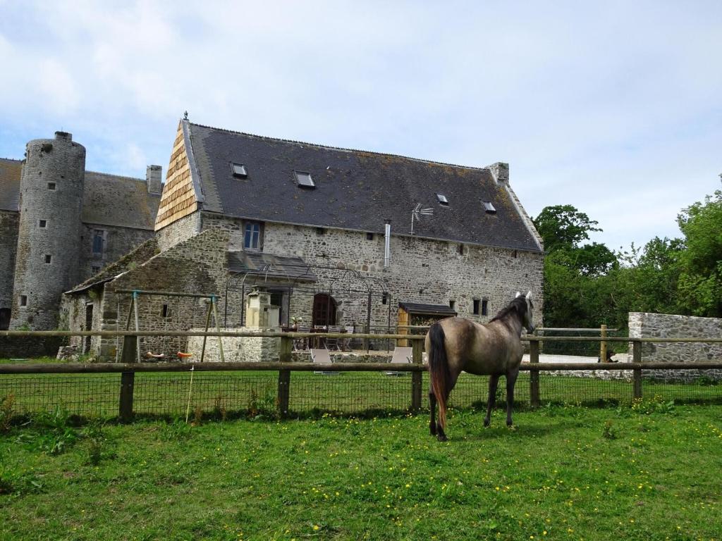 Maison de vacances Country house on a beautiful medieval estate , 50580 Saint-Lo-dʼOurville