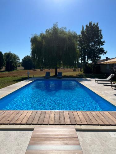 Country villa for 19 pool cinema football pitch Verteillac france