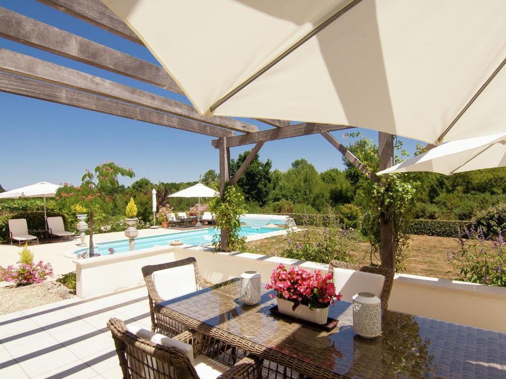 Villa Countryside villa in Polaca with private pool , 16220 Rouzède