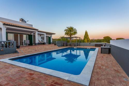 Villa Countryside Villa w Panoramic View, Roof Terrace, Private Garden & Pool 196A EM520-3 Loulé