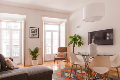 Cozy 1st Floor Flat Central Chiado District With Balconies and AC 19th Century building Lisbonne portugal