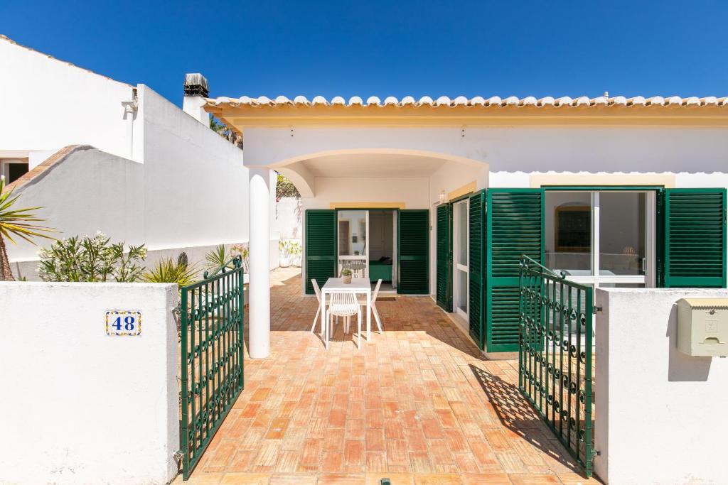 Villa Cozy and sunny villa just some steps from the sea Rua Direita Lote 48, 8600-153 Luz