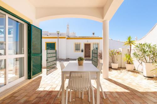 Cozy and sunny villa just some steps from the sea Luz portugal