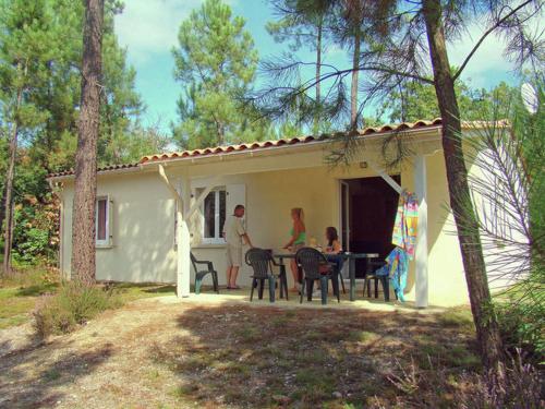 Cozy bungalow in the authentic French countryside Brossac france