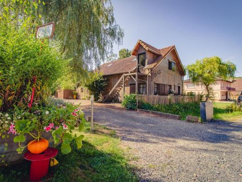 Maison de vacances Cozy Chalet in Saint Quirin with Private Garden  Saint-Quirin