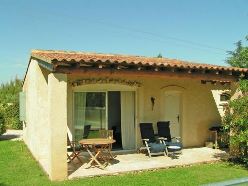 Maison de vacances Cozy cottage in Carpentras with fenced pool  Carpentras