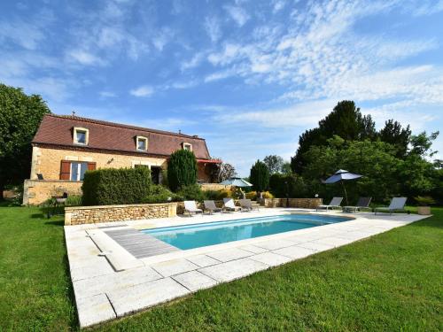 Maison de vacances Cozy Holiday Home in Coux et Bigaroque with a Private Pool  Mouzens