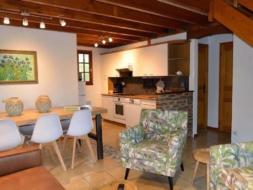 Maison de vacances Cozy Holiday Home in Cussac with Private Terrace Barbecue  Cussac