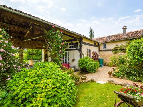 Cozy Holiday Home in La Foret de Tess with Private Pool La Forêt-de-Tessé france