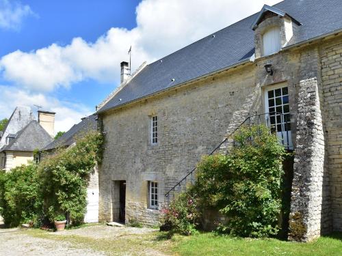 Maison de vacances Cozy Holiday Home in Lantheuil with Garden  Lantheuil