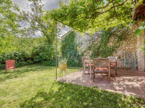 Maison de vacances Cozy Holiday Home in Marignac en Diois with Garden  Ponet-et-Saint-Auban