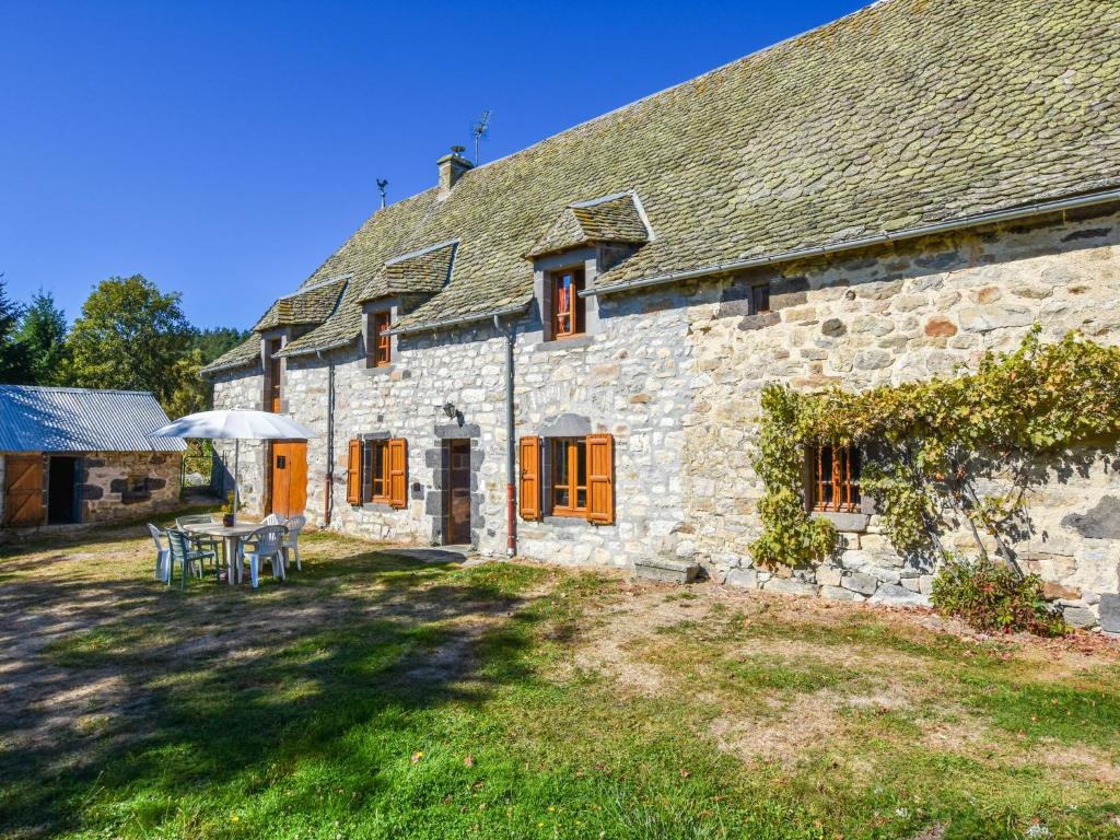 Maison de vacances Cozy Holiday Home in Oradour with Private Garden , 15260 Neuvéglise