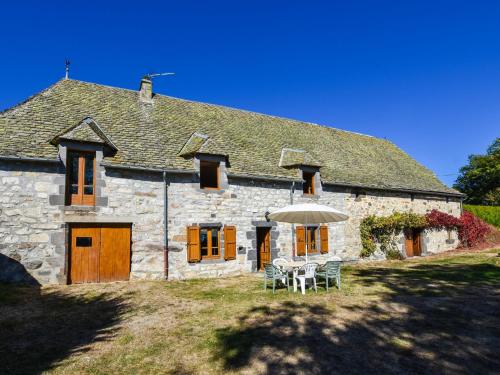 Cozy Holiday Home in Oradour with Private Garden Neuvéglise france
