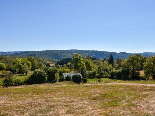 Maison de vacances Cozy Holiday Home in Oradour with Private Garden  Neuvéglise